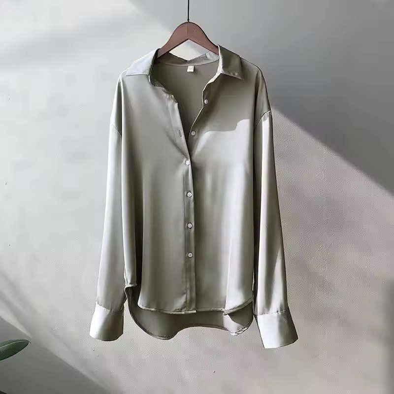 Dam blus i silkesstil i en mångsidig färg, lämplig för höst och vinter, kan stylas för både jobb och fritid.