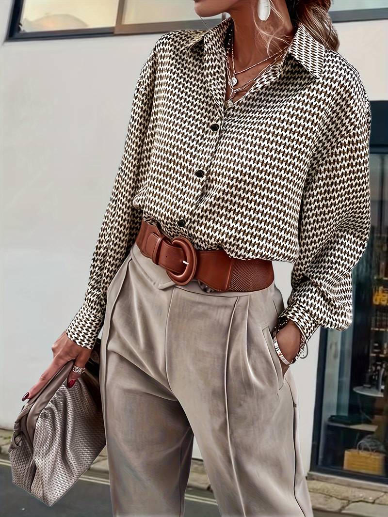 Elegant damblus i vintagestil med långa ärmar, perfekt för en avslappnad vårlook.