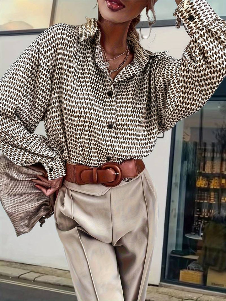Närbild av en detaljerad långärmad vintage blus för kvinnor, visar tyg och hantverk.