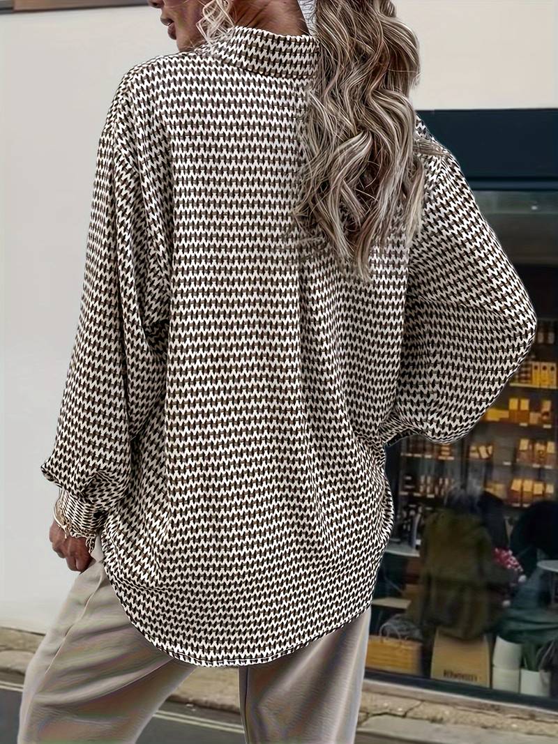 Avslappnad och elegant damblus med långa ärmar i vintagedesign, bra för våren.