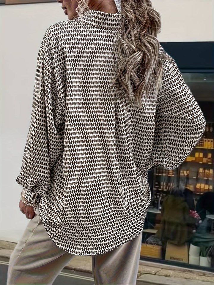 Avslappnad och elegant damblus med långa ärmar i vintagedesign, bra för våren.