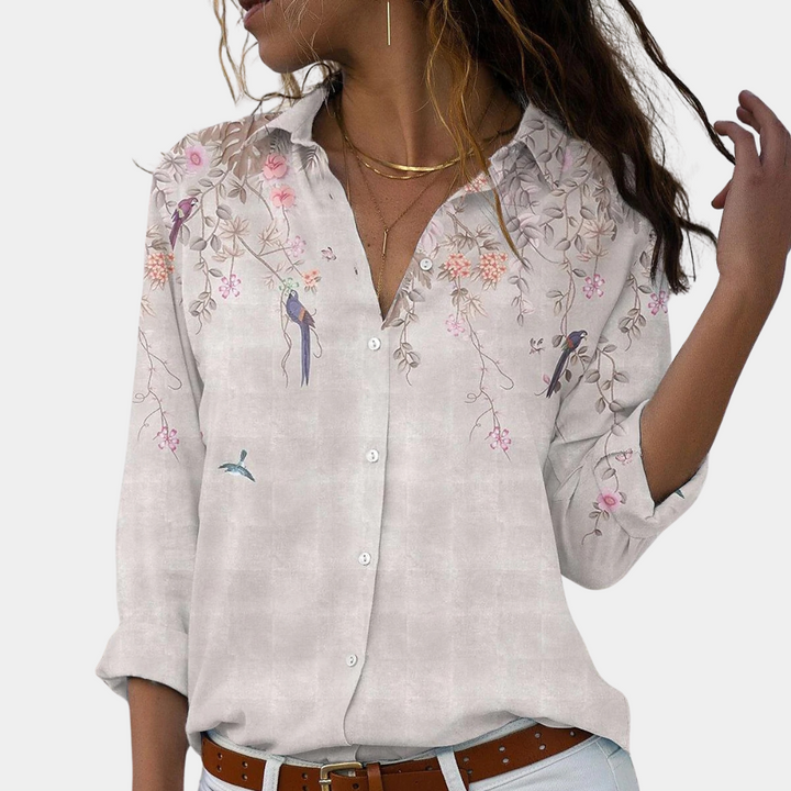Romantisk sommarblus med broderade blommor och trendiga puffärmar.