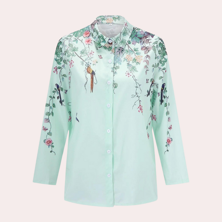 Feminin topp för kontoret: vit damblus med diskreta blommor, puffärmar.