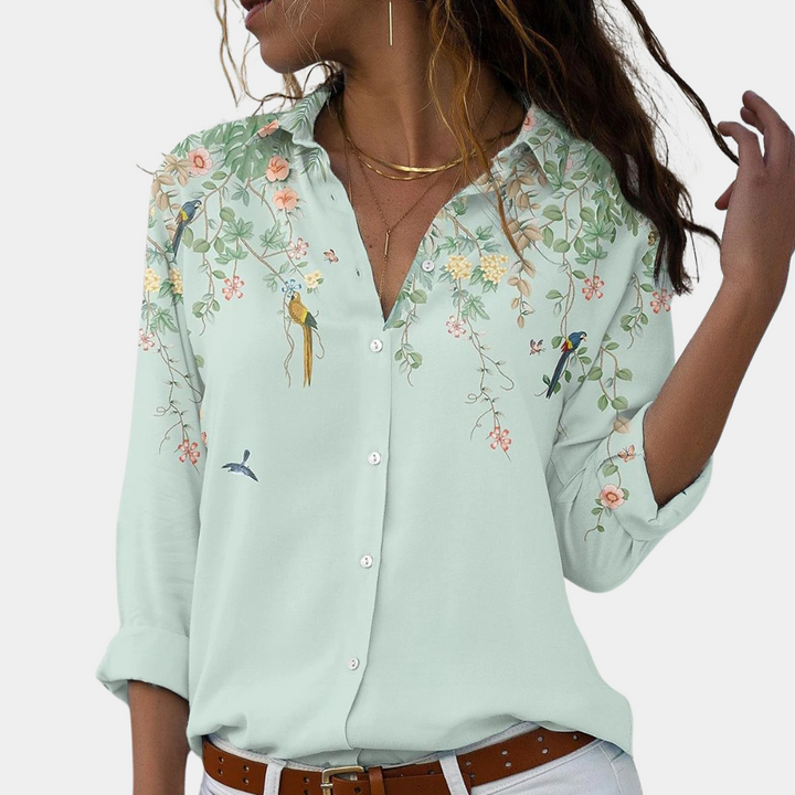 Vit damblus med all-over blommigt tryck och korta, samlade puffärmar.