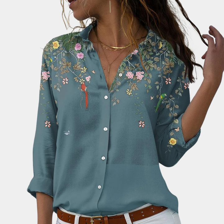 Romantisk sommartopp: Damblus med vackra blommor, eleganta puffärmar.