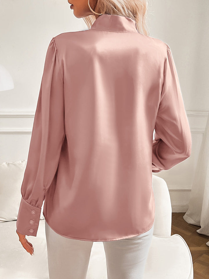 Damtopp med silkelook och långa ärmar, en mångsidig blus för formella tillfällen.
