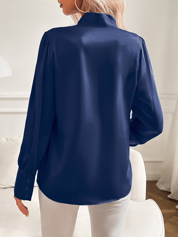 Stilren arbetsblus i polyester med silkesfinish, kombinerar komfort med elegans.