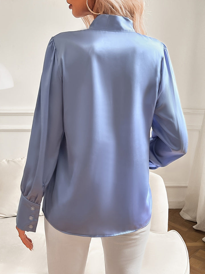 Festblus för damer med lyxig silkeskänsla och klassiska detaljer, för en chic look.