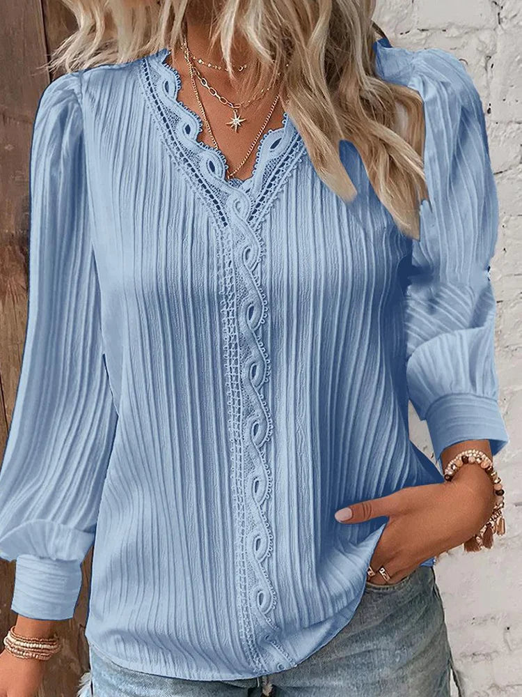 Elegant damblus med stilrena detaljer. Perfekt för vardag & fest, mångsidig för vår & sommar. Komfortabel kvinnoblus.