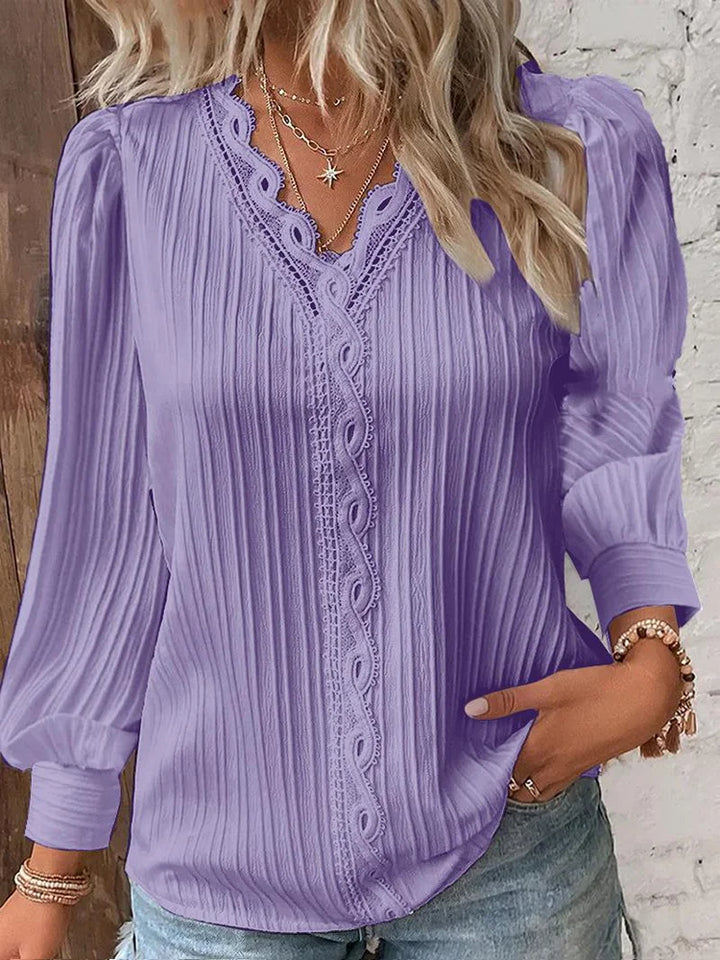 Färgstark elegant damblus med unika detaljer. Chic kvinnoblus för vår, sommar, vardag & fest. Modern damtopp.