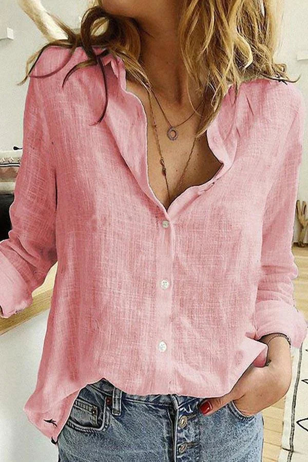 Bekväm och elegant damblus med V-hals samt detaljerade broderier. Idealisk för sommar och vårfest.
