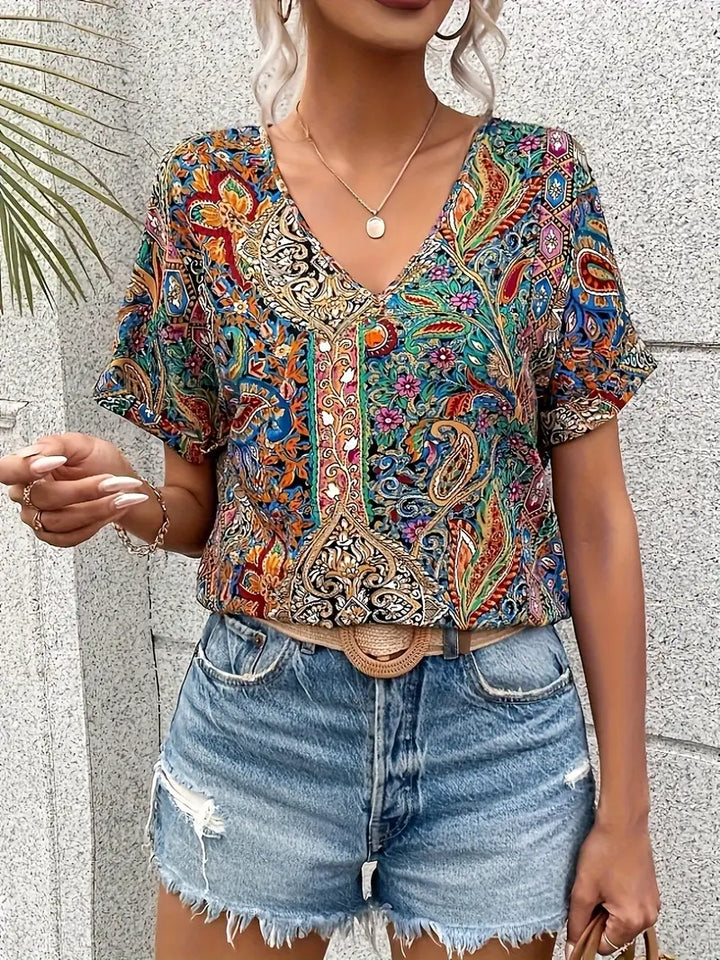 Mönstrad damblus i paisley-design med elegant v-ringning, idealisk för en sofistikerad sommarlook.