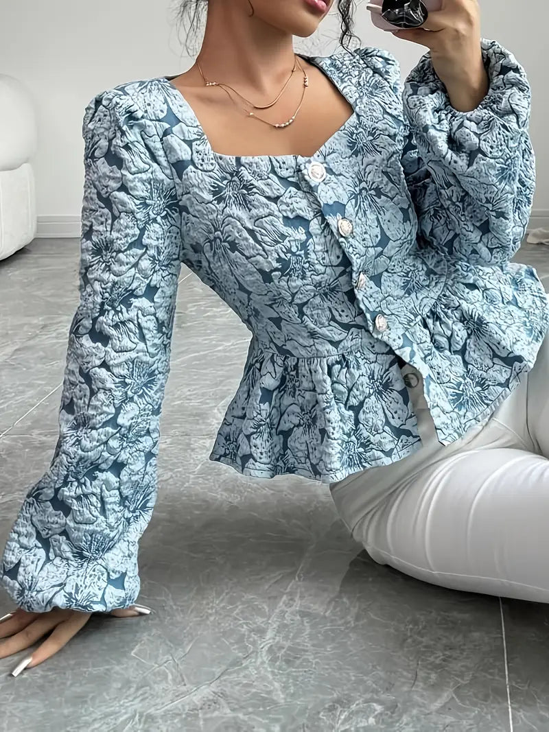 Feminina vårkläder: Stilren blus med blommönster och puffärmar för en fräsch och elegant sommarstil.