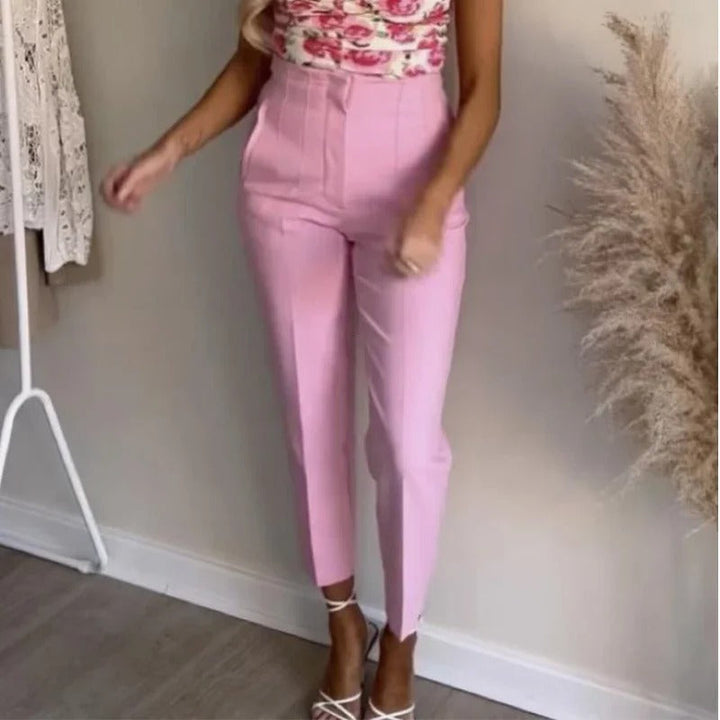 Elegant silhuett av dambyxor med hög midja, kombinerar komfort med stil.
