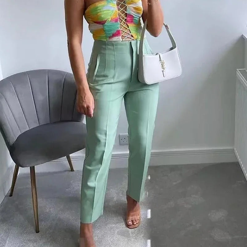 Dambyxor med hög midja i marinblått, ett måste i garderoben för eleganta outfits.