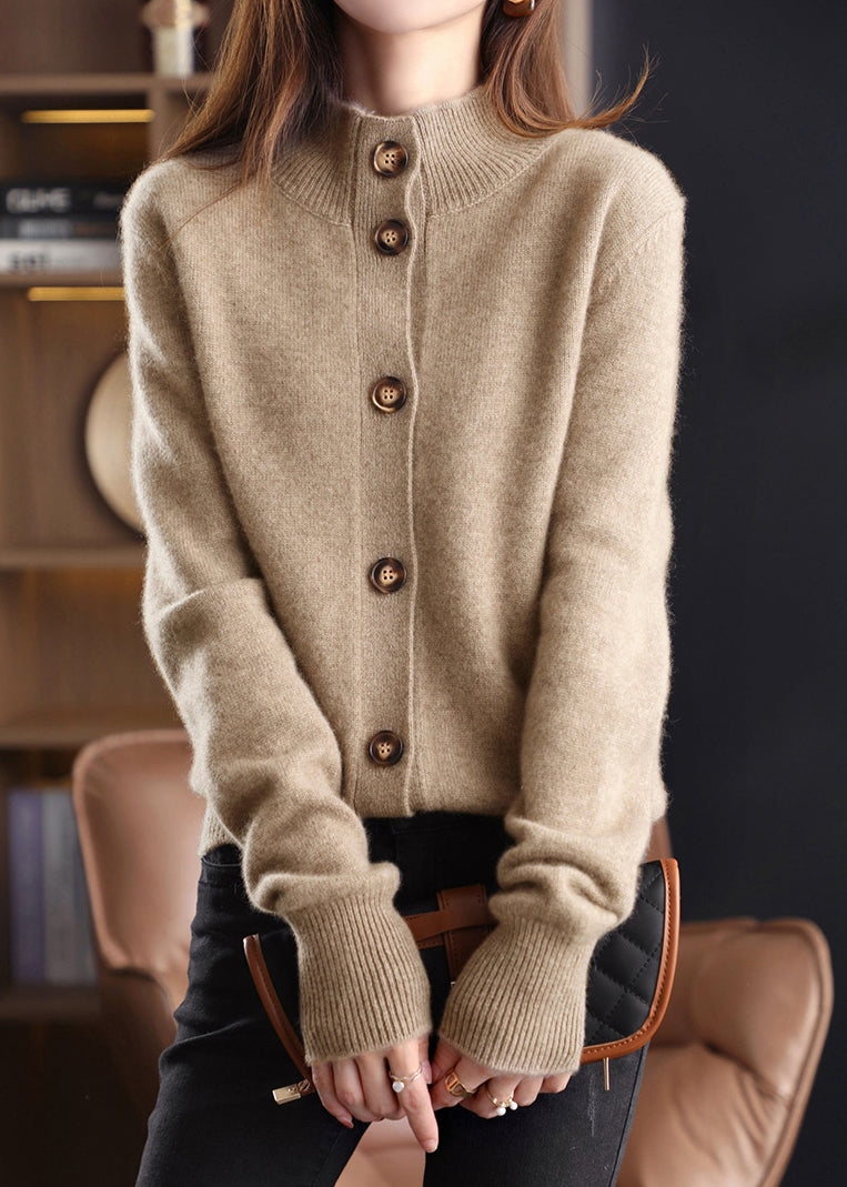 Stilren ljusbrun damcardigan med ståkrage, långa ärmar och lös passform, för en elegant vardagslook.