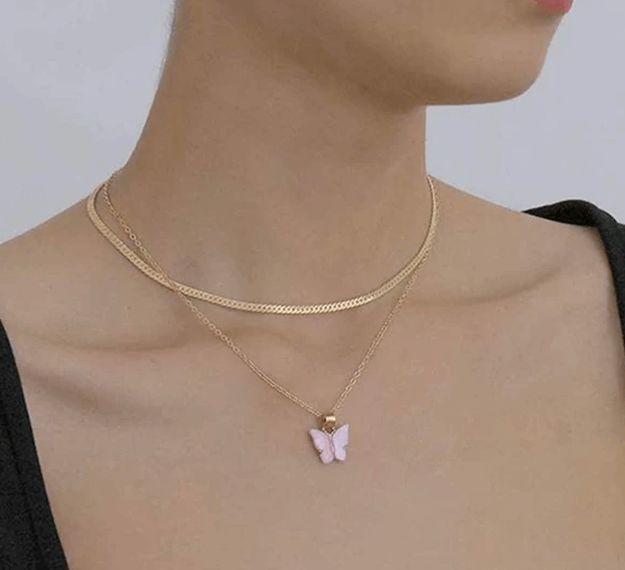 Elegant guldhalsband med fjäril, idealisk accessoar som lyfter din look på fest och vardag.