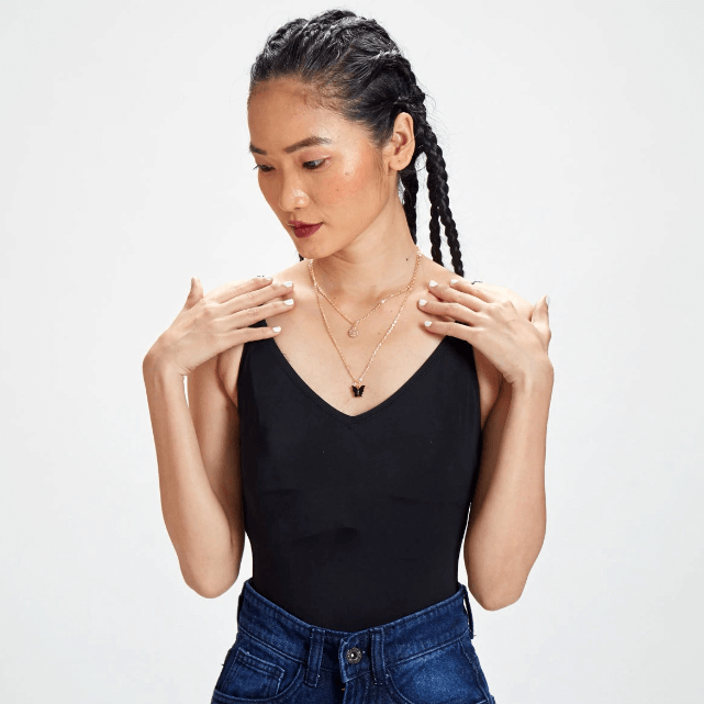 Damhalsband i guld med symbolisk fjäril, ger en touch av elegans till varje outfit.