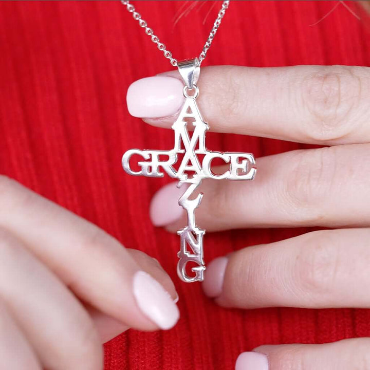 Unikt silverhalsband med kors, dammodell som uttrycker andlighet och grace.