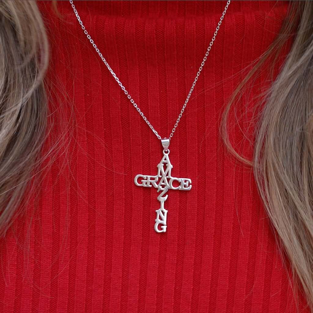 Vackert damhalsband med kristet kors, idealiskt för vardag eller fest som accessoar.