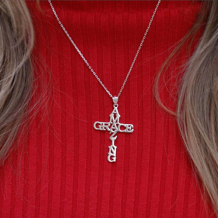 Vackert damhalsband med kristet kors, idealiskt för vardag eller fest som accessoar.
