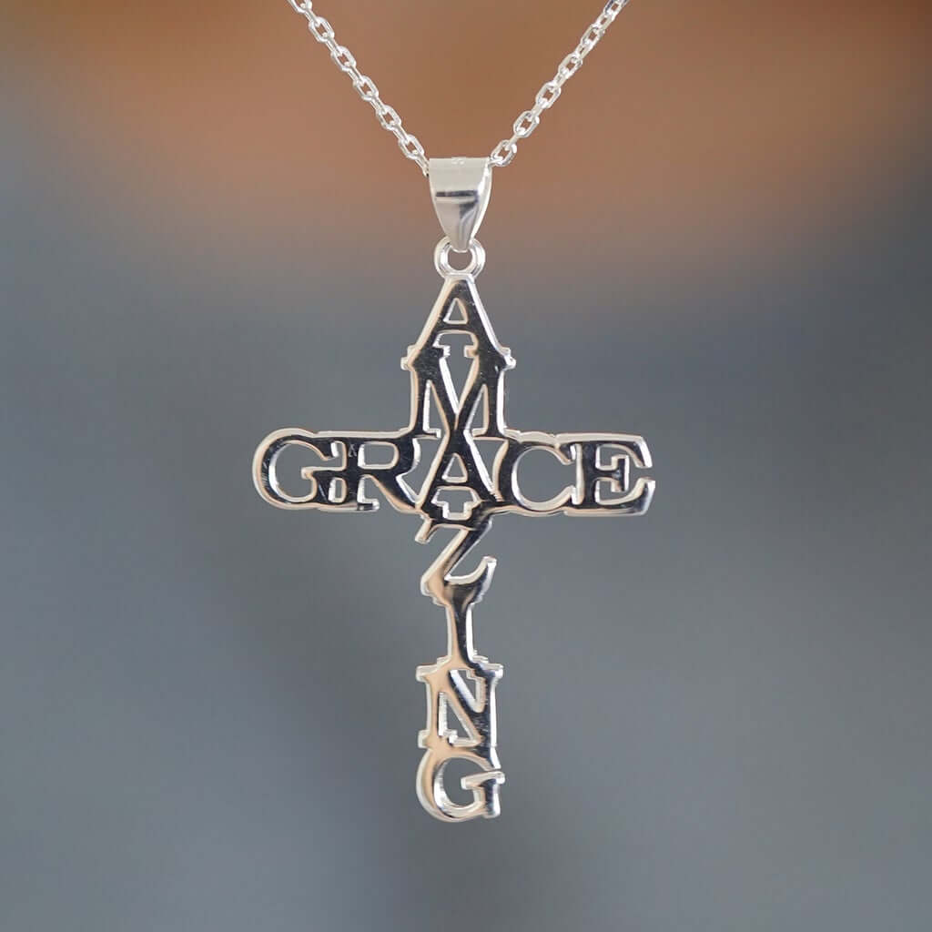 Religiöst damhalsband med korsmotiv, meningsfull present för henne som smycke.
