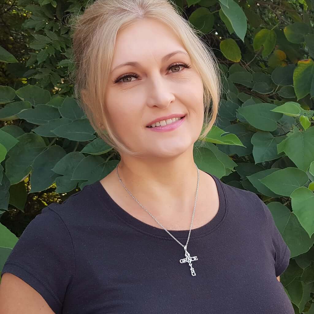Handgjort silverhalsband med kors för kvinnor, elegant och personligt smycke.