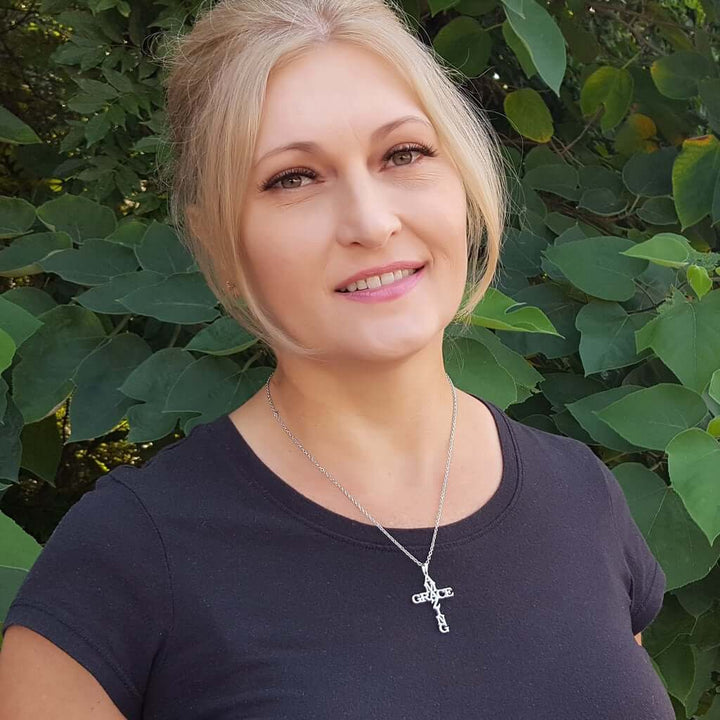 Handgjort silverhalsband med kors för kvinnor, elegant och personligt smycke.