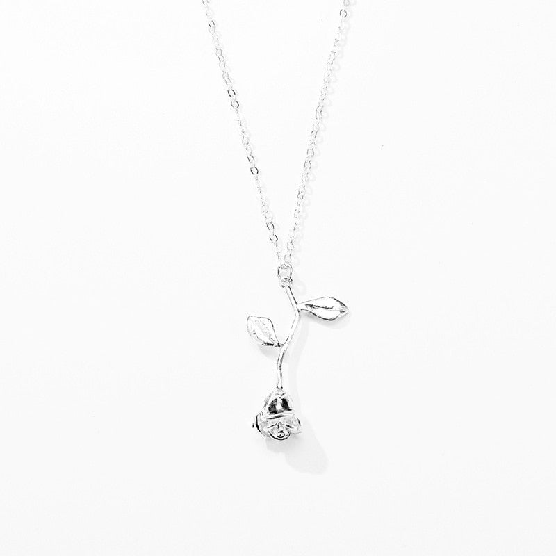 Elegant damhalsband med rosenhänge i guld & silver. Tidlöst smycke för kvinnor.