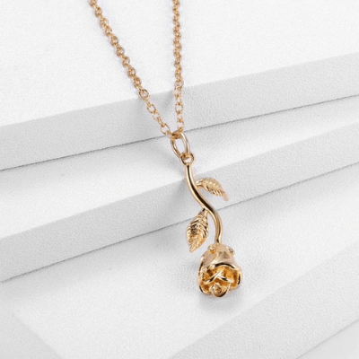 Elegant modesmycke: Damhalsband med rosenhänge i glänsande guld och silver. Perfekt present.