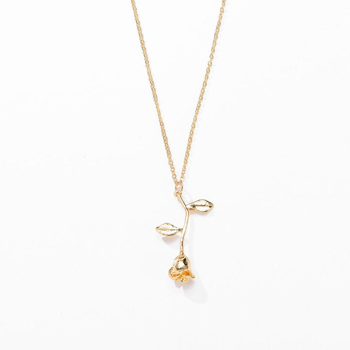 Damhalsband med unikt rosenhänge. Smycke för kvinnor, i elegant guld- och silverdesign.
