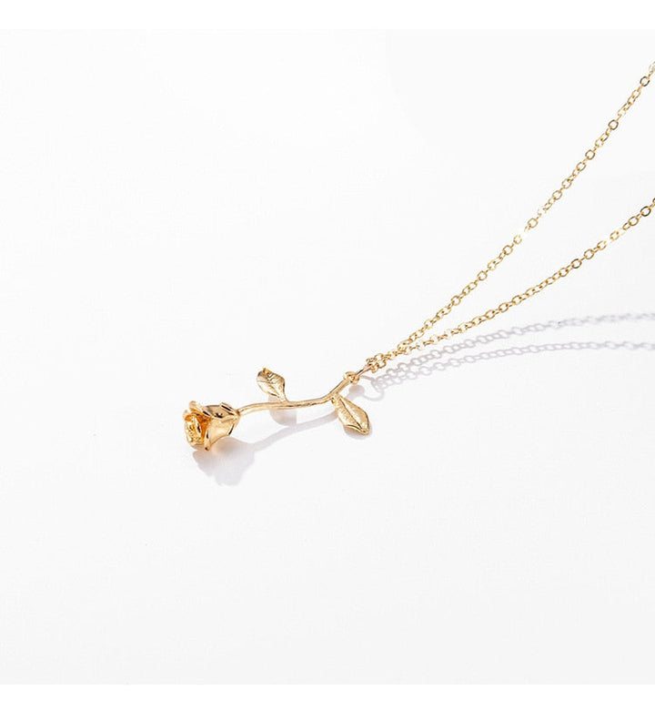 Vackert damhalsband med ros som hänge. Guld- och silverfärgad accessoar med romantisk känsla.