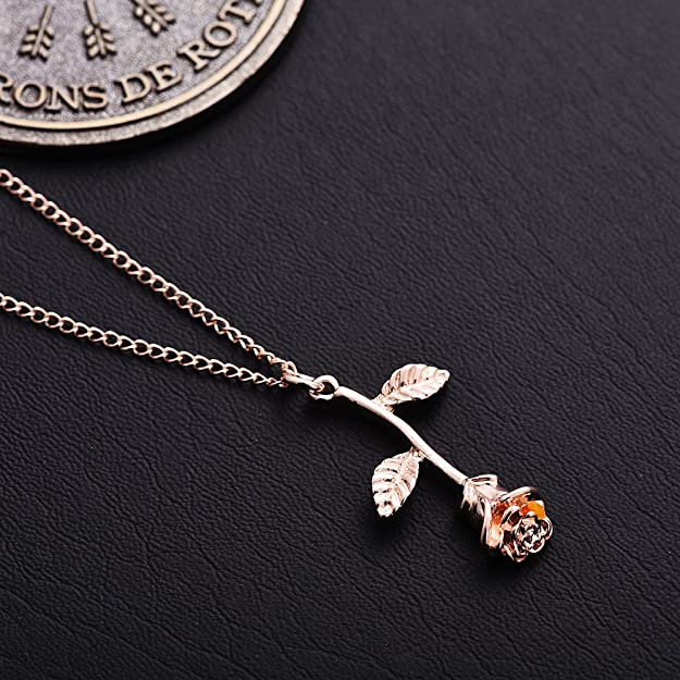 Romantiskt rosenhalsband i zinklegering, perfekt som present till dam. Guld & silver finish.