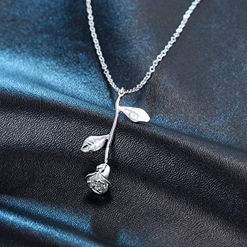 Vackert damhalsband med detaljerat rosenhänge. Modeaccessoar i guld- & silvertoner.