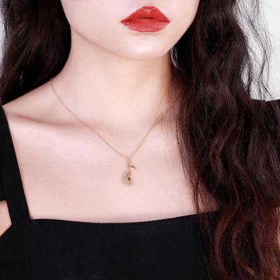 Exklusivt smycke: Damhalsband med roshänge, dubbelton guld & silver. Elegant design för kvinnor.