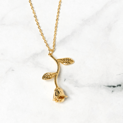 Damhalsband i guld och silver med utsökt rosenhänge. Ett tidlöst smycke för varje kvinna.