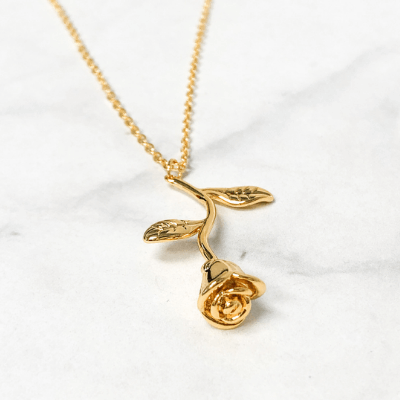 Trendigt rosenhalsband för damer. Smycke i zinklegering, kombinerar guld- och silvertoner.