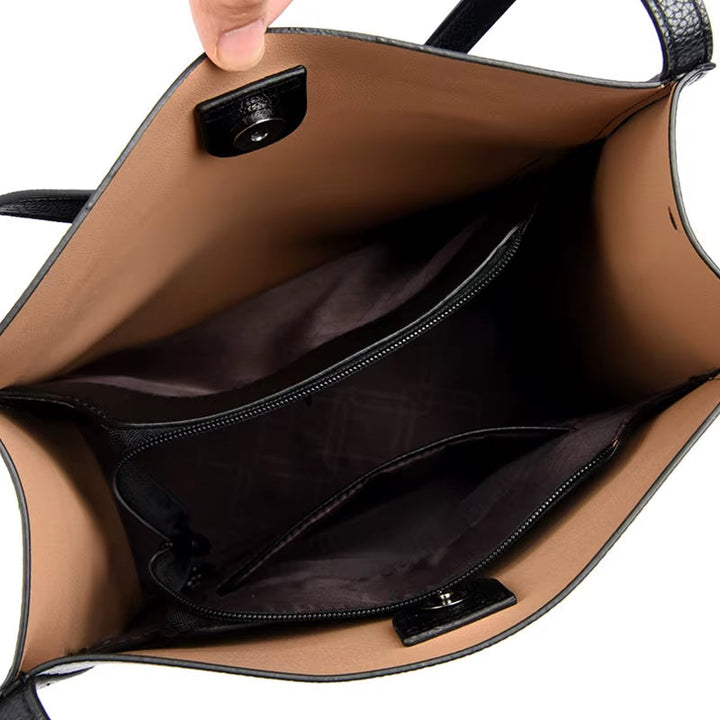 Mångsidig damaxelväska som rymmer laptop, idealisk för studier och arbete. Funktionell och stilren.