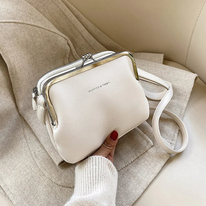 Grön damhandväska med elegant design. Perfekt som stilren vardagsväska eller chic festaccessoar för kvinnor.