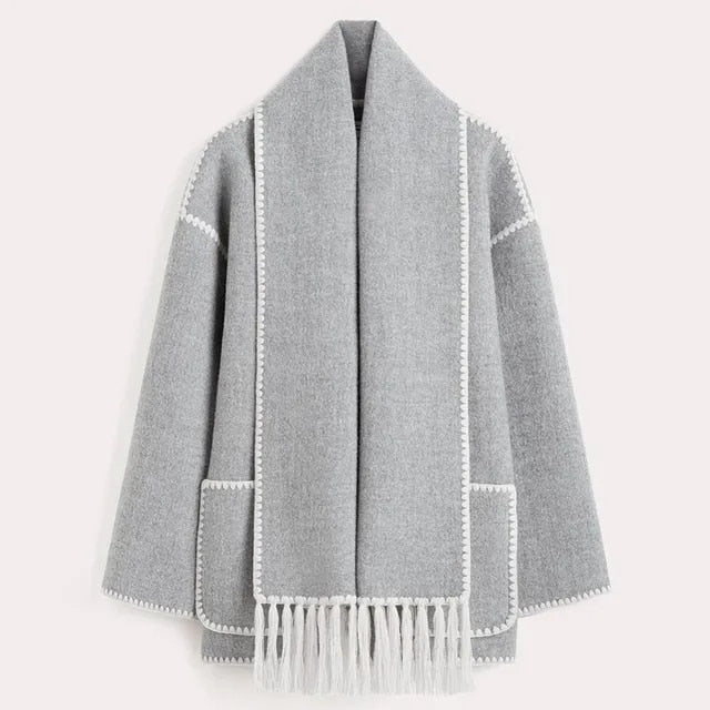 Damjacka med minimalistisk, tidlös skandinavisk design. Ett elegant och bekvämt ytterplagg, perfekt för mode.