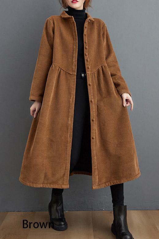 Baksidan av en bekväm damjacka med subtil cinchad midja, perfekt för lager på lager höstoutfits.