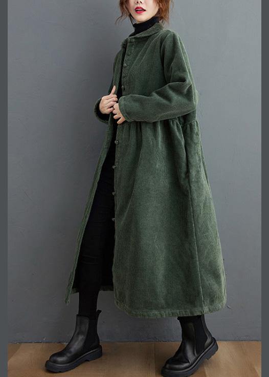 Modell bär den cinchade damjackan avslappnat, perfekt som vardagsjacka och höstmode.