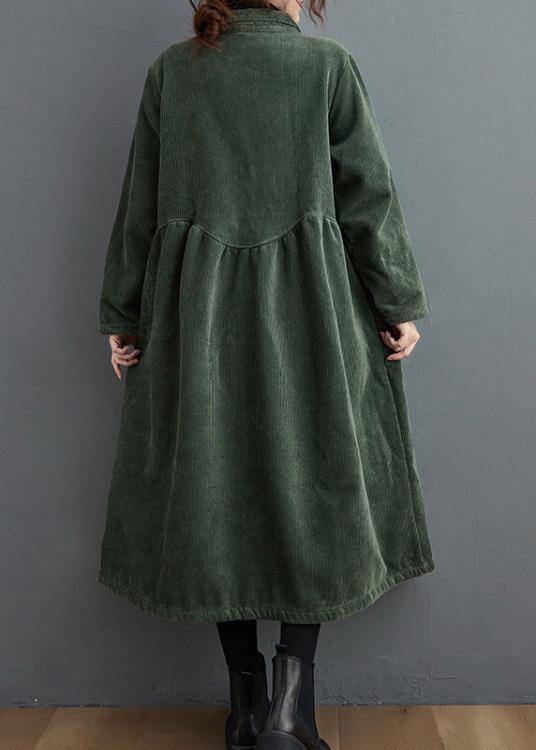 Elegant damjacka med cinchad midja stylad för en finare look, mångsidig för olika tillfällen.