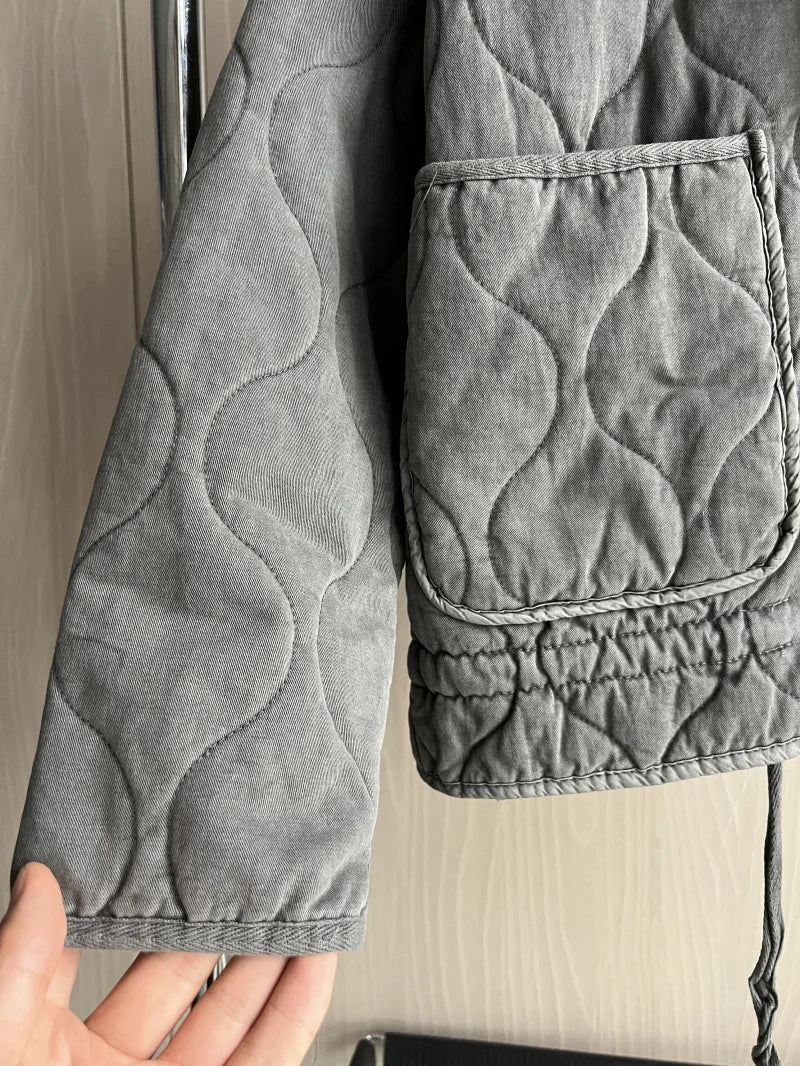 Praktisk damjacka med fickor som kombinerar stil med vardagskomfort, knappstängning.