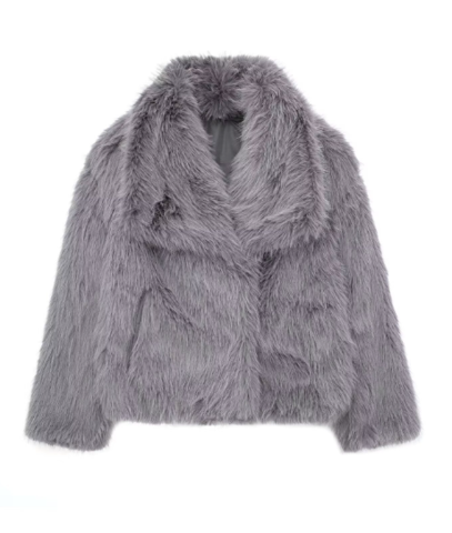 Modern damjacka i fuskpälslook med smidig dragkedja. Ett stilrent ytterplagg för en mysig höst och vinter.