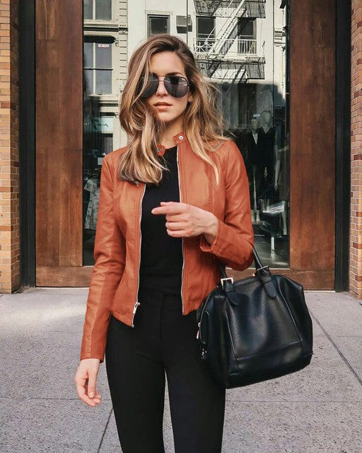 Modern damjacka med tidlös look. Elegant ytterplagg, passar vår & höst. Stilren design för kvinnor.