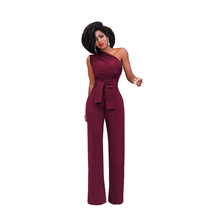 Elegant damjumpsuit en-axel, breda ben. Festkläder & sommarstil. Röd, svart byxdress för kvinnor.
