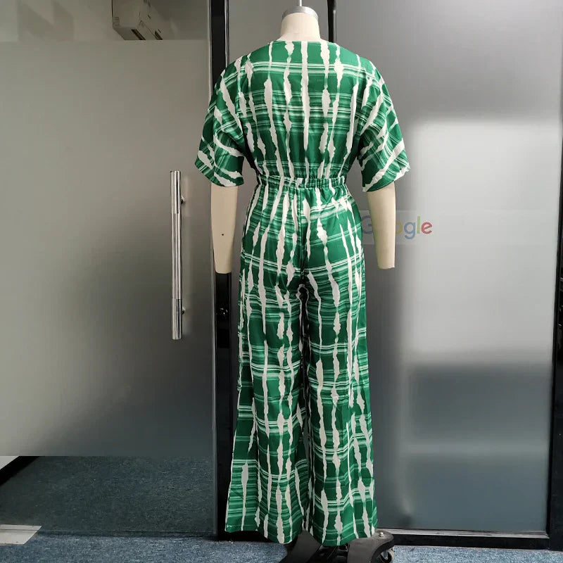 Bekväm damjumpsuit för sommar. Djup V-ringning & breda ben ger en avslappnad elegant look.