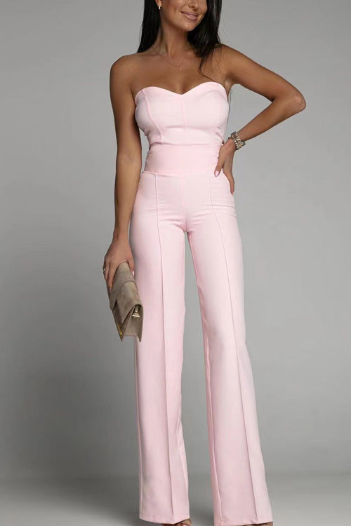 Axelbandslös damjumpsuit med smickrande hög midja. En stilren festbyxdress för alla tillfällen.