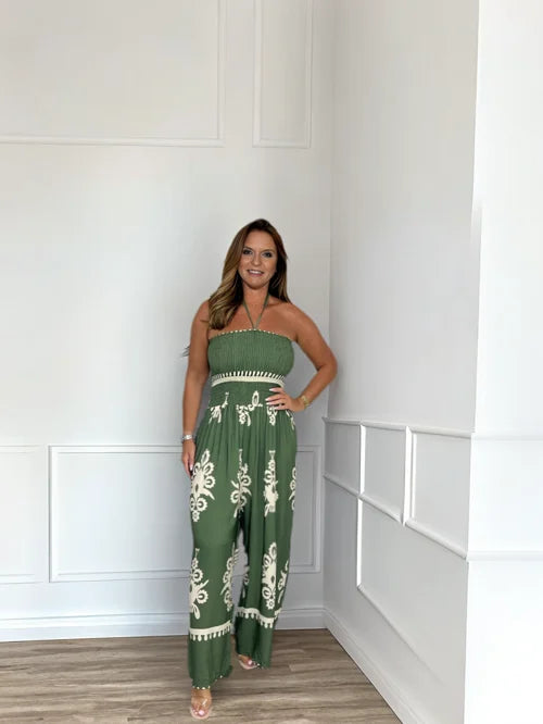 Elegant damjumpsuit med halterneck och breda ben i vintage stil. Perfekt sommaroutfit & festkläder.
